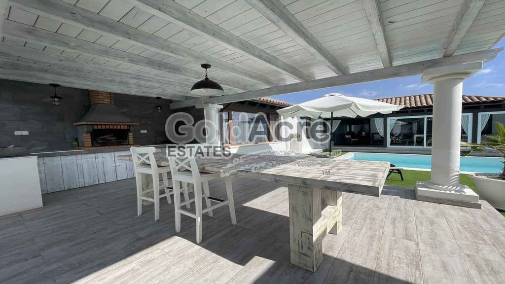 4 bedroom Villa for sale in Corralejo with pool - € 895,000 (Ref: 9050835)