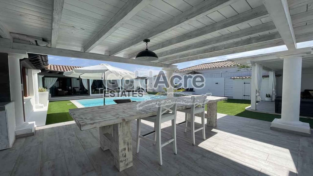4 bedroom Villa for sale in Corralejo with pool - € 895,000 (Ref: 9050835)