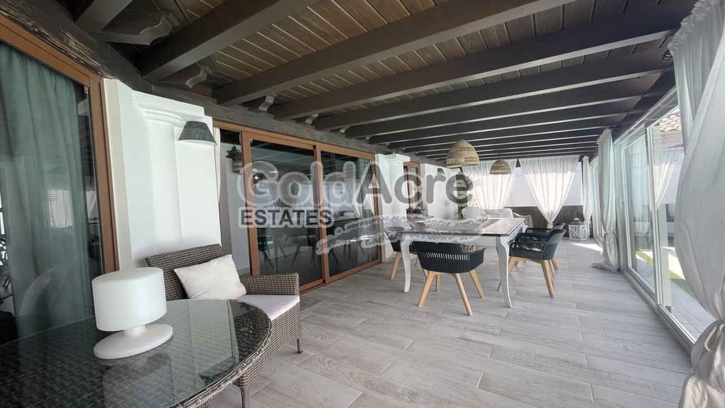 4 bedroom Villa for sale in Corralejo with pool - € 895,000 (Ref: 9050835)