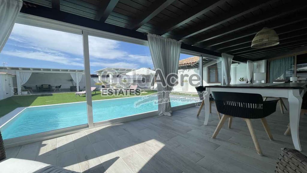 4 bedroom Villa for sale in Corralejo with pool - € 895,000 (Ref: 9050835)