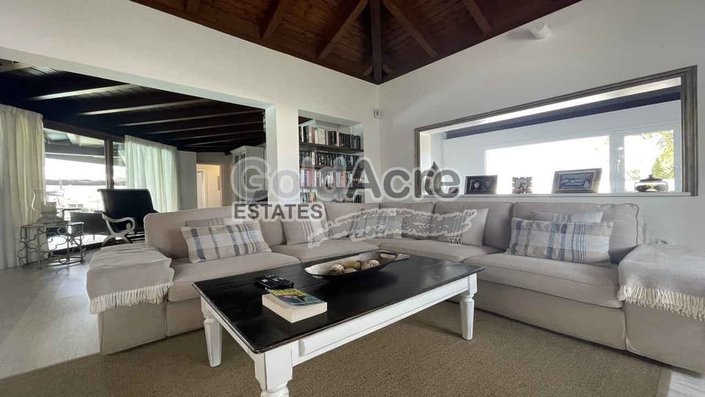 4 bedroom Villa for sale in Corralejo with pool - € 895,000 (Ref: 9050835)