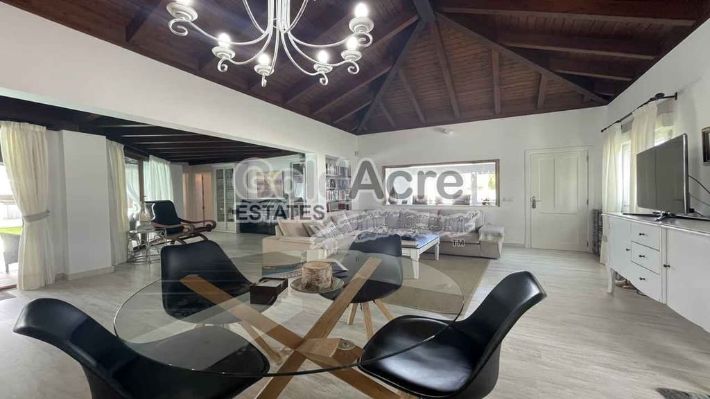 4 bedroom Villa for sale in Corralejo with pool - € 895,000 (Ref: 9050835)