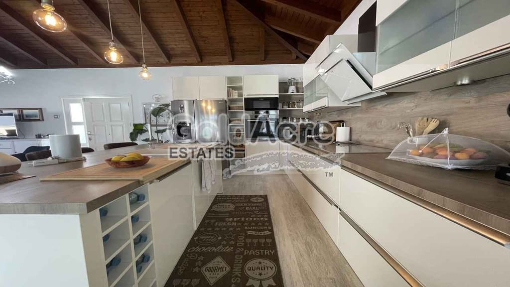 4 bedroom Villa for sale in Corralejo with pool - € 895,000 (Ref: 9050835)