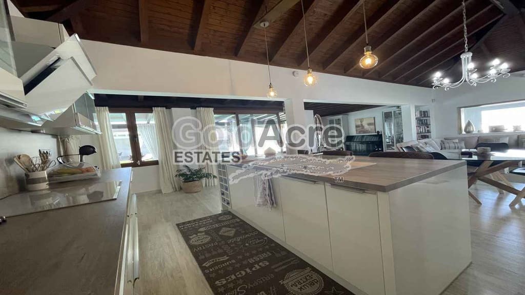 4 bedroom Villa for sale in Corralejo with pool - € 895,000 (Ref: 9050835)