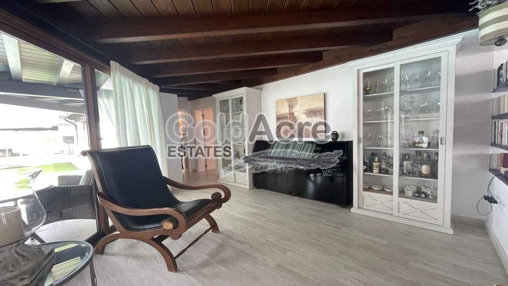 4 bedroom Villa for sale in Corralejo with pool - € 895,000 (Ref: 9050835)