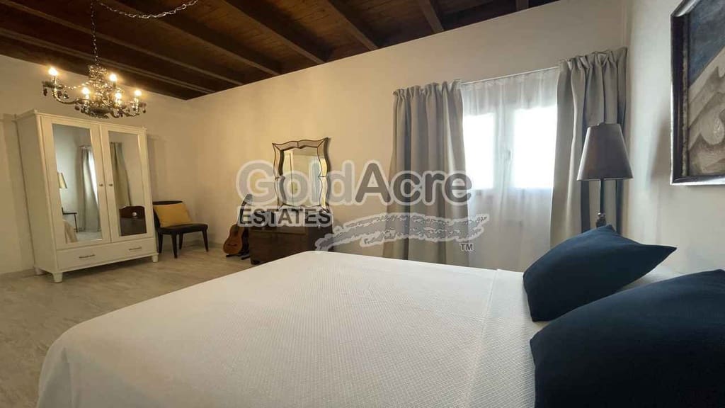 4 bedroom Villa for sale in Corralejo with pool - € 895,000 (Ref: 9050835)
