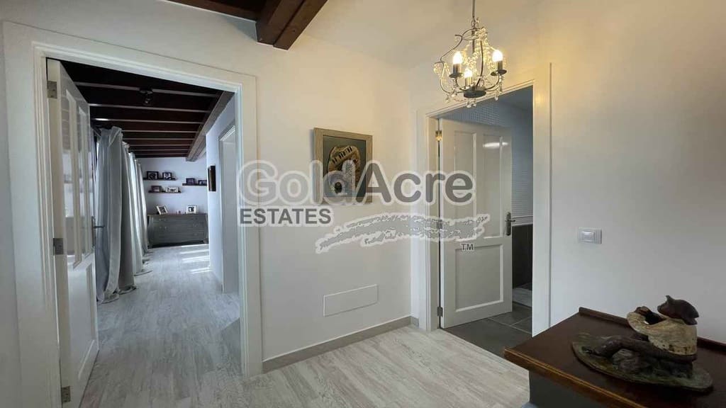 4 bedroom Villa for sale in Corralejo with pool - € 895,000 (Ref: 9050835)