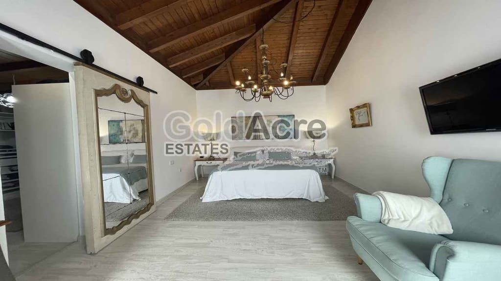 4 bedroom Villa for sale in Corralejo with pool - € 895,000 (Ref: 9050835)