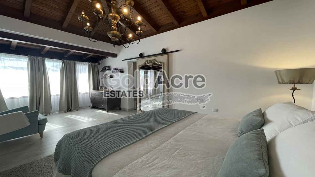4 bedroom Villa for sale in Corralejo with pool - € 895,000 (Ref: 9050835)