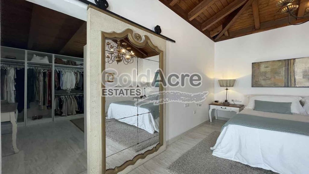 4 bedroom Villa for sale in Corralejo with pool - € 895,000 (Ref: 9050835)