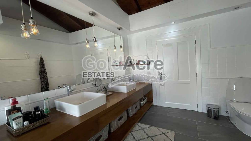 4 bedroom Villa for sale in Corralejo with pool - € 895,000 (Ref: 9050835)