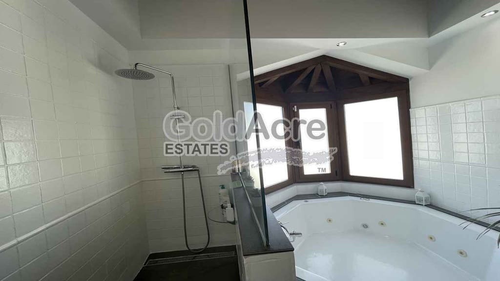 4 bedroom Villa for sale in Corralejo with pool - € 895,000 (Ref: 9050835)