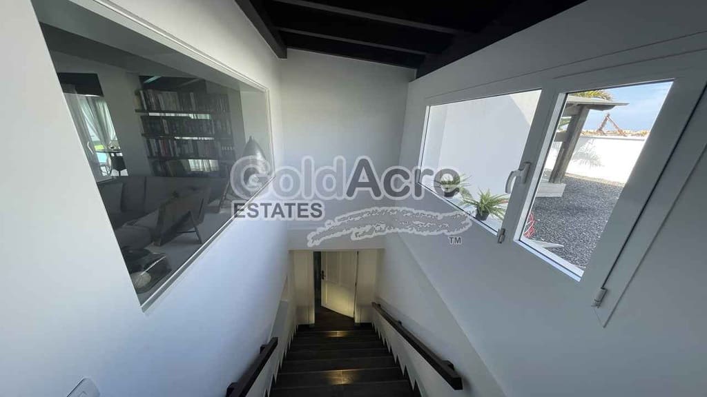 4 bedroom Villa for sale in Corralejo with pool - € 895,000 (Ref: 9050835)