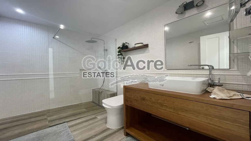 4 bedroom Villa for sale in Corralejo with pool - € 895,000 (Ref: 9050835)