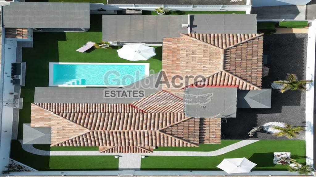 4 bedroom Villa for sale in Corralejo with pool - € 895,000 (Ref: 9050835)