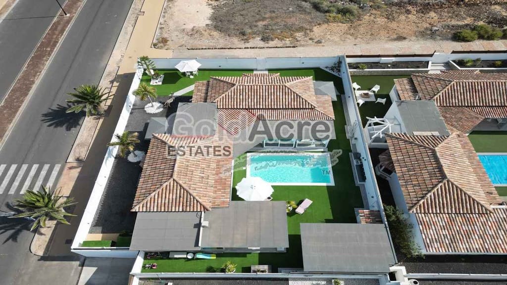 4 bedroom Villa for sale in Corralejo with pool - € 895,000 (Ref: 9050835)