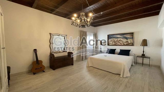 4 slaapkamer Villa te koop in Corralejo, La Oliva met zwembad garage - € 795.000 (Ref: 9050835)