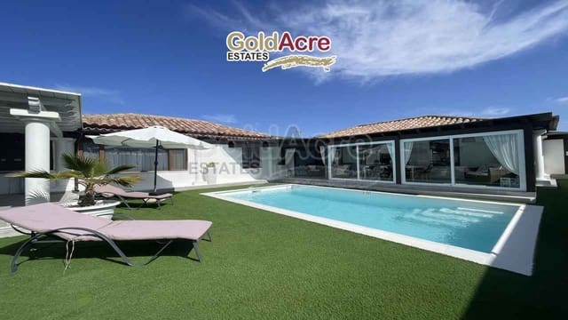 4 slaapkamer Villa te koop in Corralejo, La Oliva met zwembad garage - € 795.000 (Ref: 9050835)