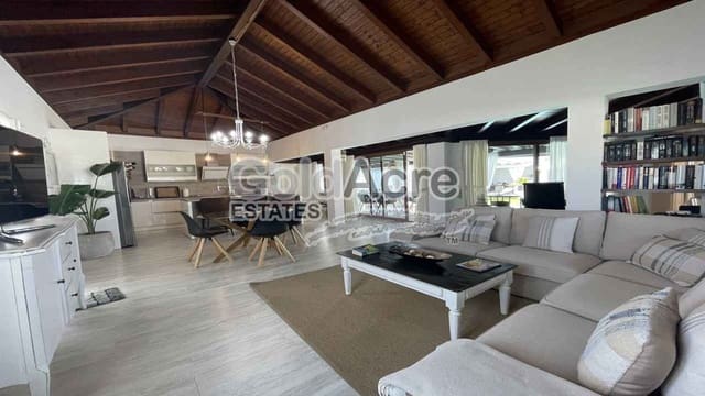 4 slaapkamer Villa te koop in Corralejo, La Oliva met zwembad garage - € 795.000 (Ref: 9050835)