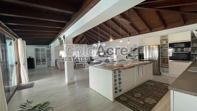 4 slaapkamer Villa te koop in Corralejo, La Oliva met zwembad garage - € 795.000 (Ref: 9050835)