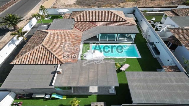 4 slaapkamer Villa te koop in Corralejo, La Oliva met zwembad garage - € 795.000 (Ref: 9050835)