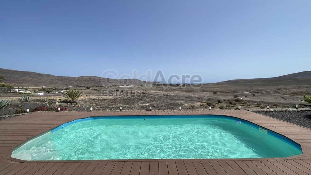 Chalet de 3 habitaciones en Tarajalejo en venta con piscina - 830.000 € (Ref: 9099426)