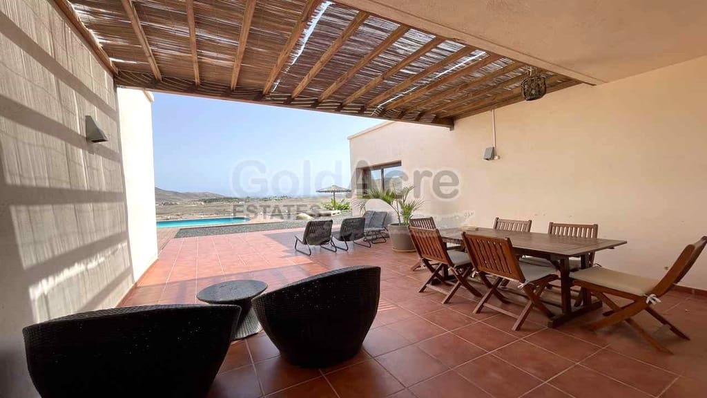 3 soveværelse Villa til salg i Tarajalejo med swimmingpool garage - € 830.000 (Ref: 9099426)