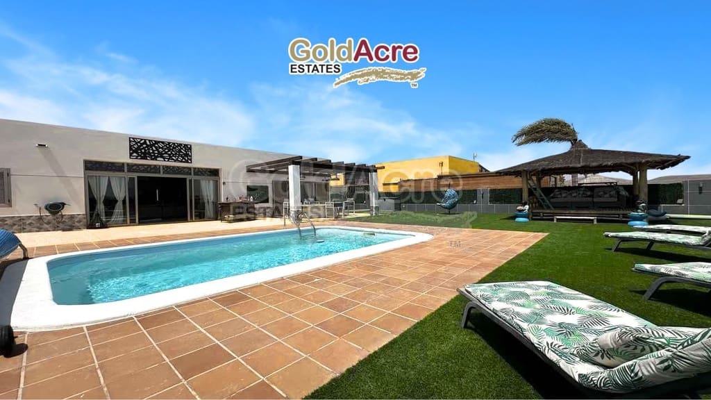 3 slaapkamer Villa te koop in Caleta de Fuste met zwembad - € 650.000 (Ref: 9113957)