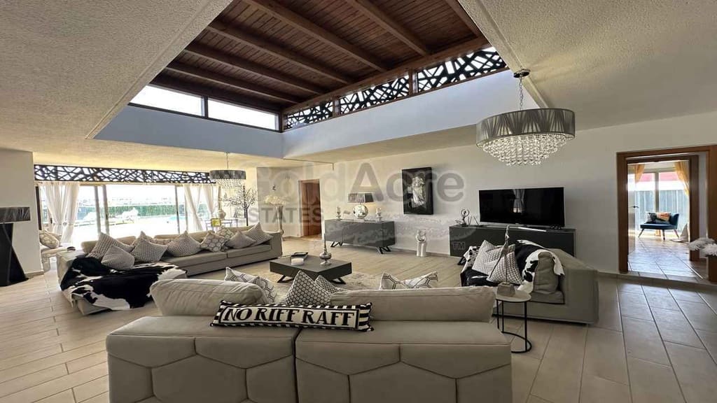 3 slaapkamer Villa te koop in Caleta de Fuste met zwembad - € 650.000 (Ref: 9113957)