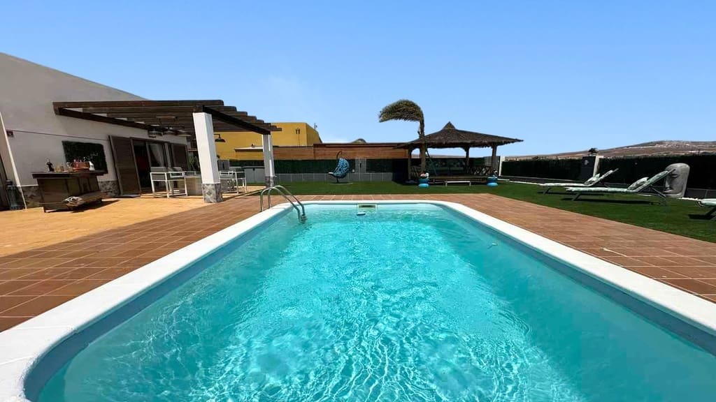 3 slaapkamer Villa te koop in Caleta de Fuste met zwembad - € 650.000 (Ref: 9113957)