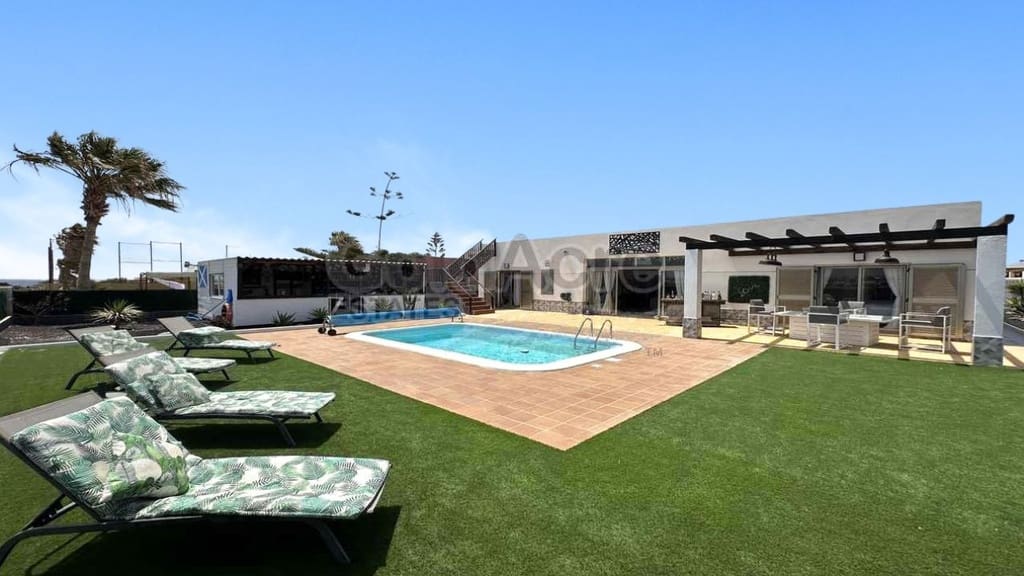 3 slaapkamer Villa te koop in Caleta de Fuste met zwembad - € 650.000 (Ref: 9113957)