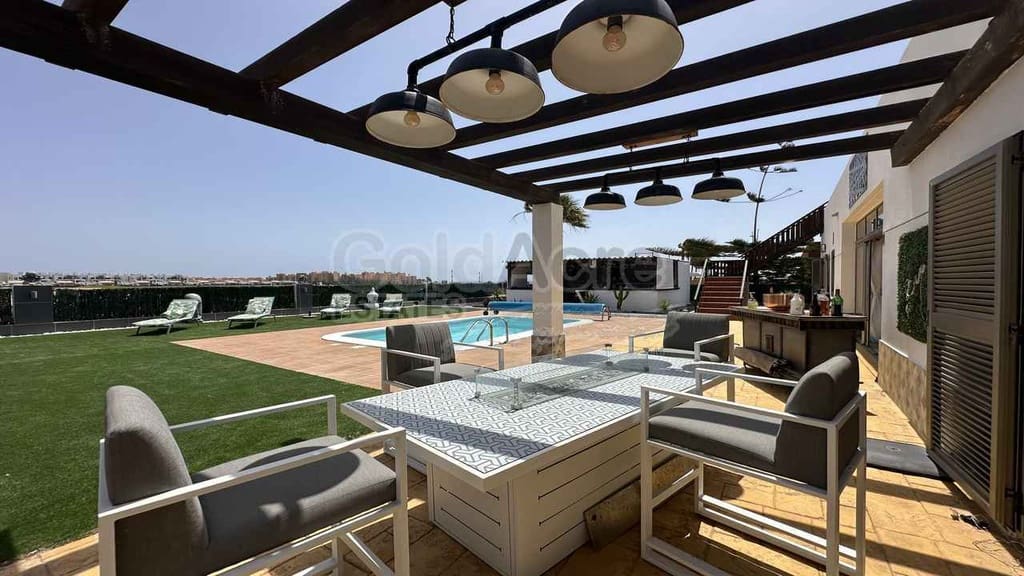 3 slaapkamer Villa te koop in Caleta de Fuste met zwembad - € 650.000 (Ref: 9113957)