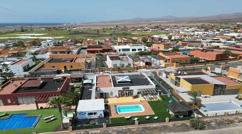 3 slaapkamer Villa te koop in Caleta de Fuste met zwembad - € 650.000 (Ref: 9113957)