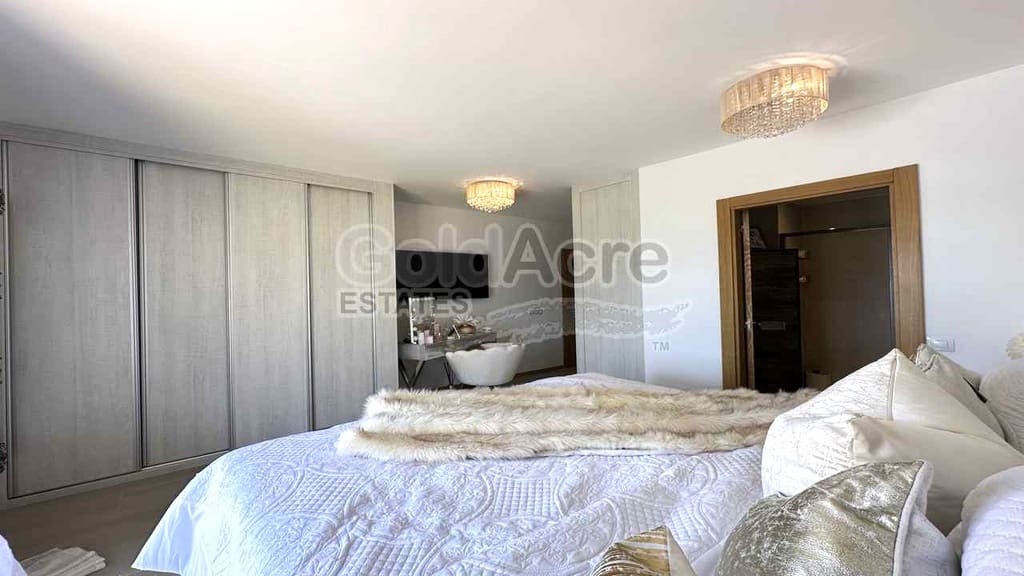 3 makuuhuone Huvila myytävänä paikassa Caleta de Fuste mukana uima-altaan 
autotalli - 650 000 € (Ref: 9113957)