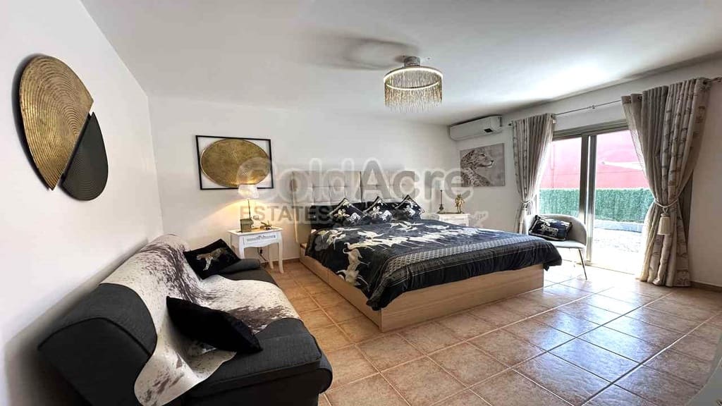 3 makuuhuone Huvila myytävänä paikassa Caleta de Fuste mukana uima-altaan 
autotalli - 650 000 € (Ref: 9113957)