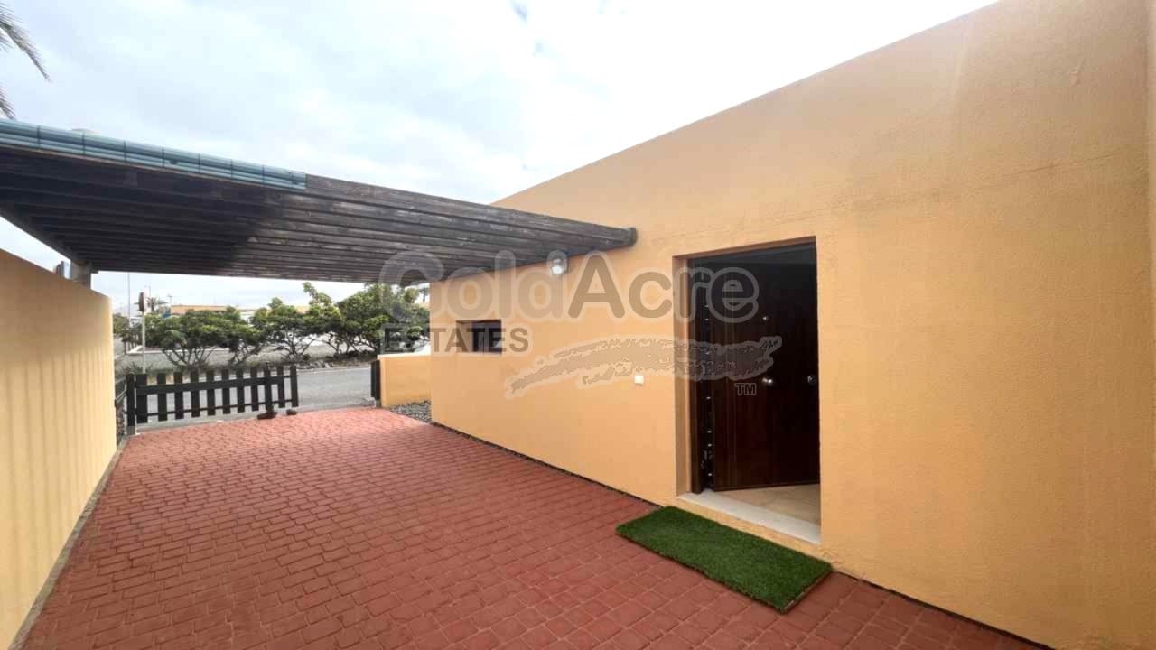 3 soveværelse Villa til salg i La Oliva med swimmingpool - € 325.000 (Ref: 9114504)