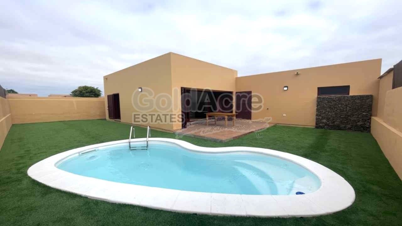 3 soveværelse Villa til salg i La Oliva med swimmingpool - € 325.000 (Ref: 9114504)