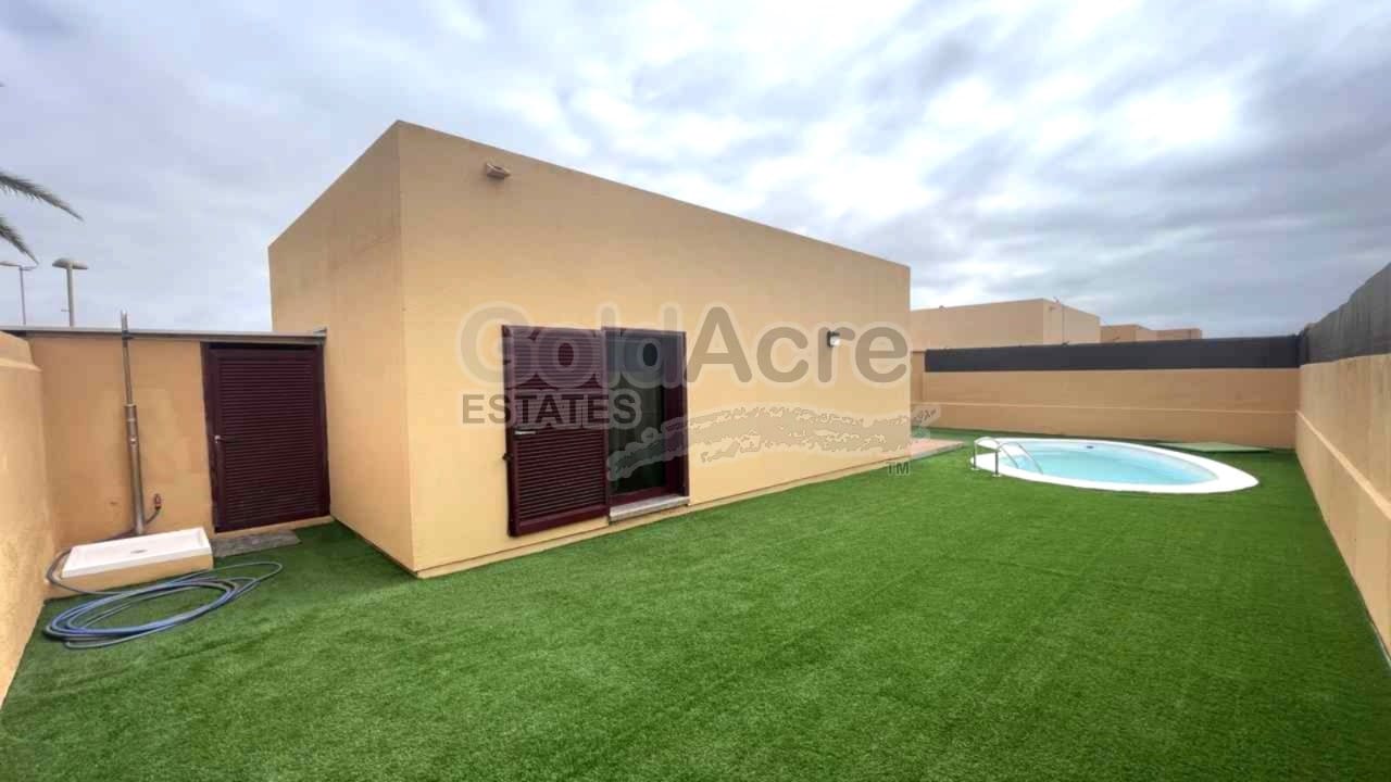 3 soveværelse Villa til salg i La Oliva med swimmingpool - € 325.000 (Ref: 9114504)