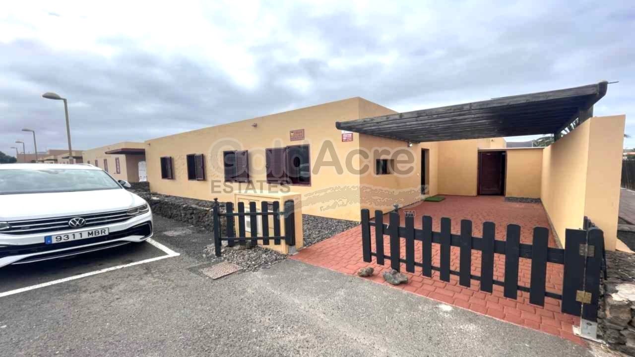 3 soveværelse Villa til salg i La Oliva med swimmingpool - € 325.000 (Ref: 9114504)