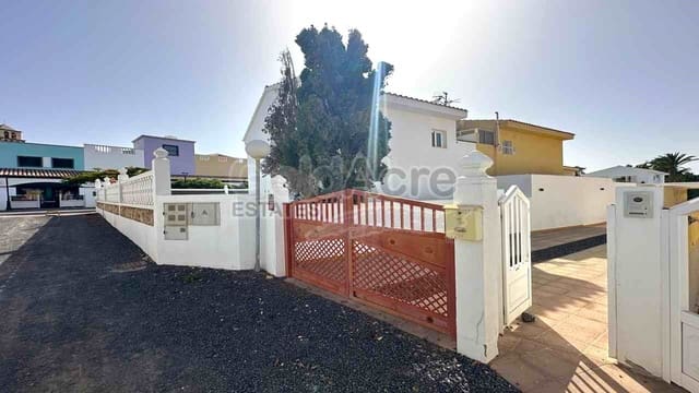 3 slaapkamer Villa te koop in Corralejo, La Oliva met zwembad - € 675.000 (Ref: 9124675)