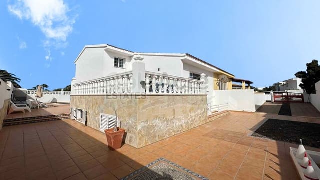3 slaapkamer Villa te koop in Corralejo, La Oliva met zwembad - € 675.000 (Ref: 9124675)