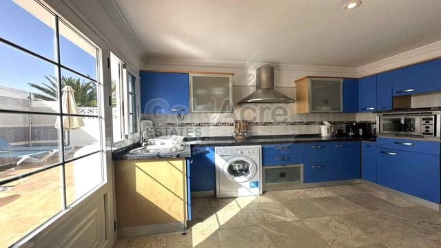 3 slaapkamer Villa te koop in Corralejo, La Oliva met zwembad - € 675.000 (Ref: 9124675)