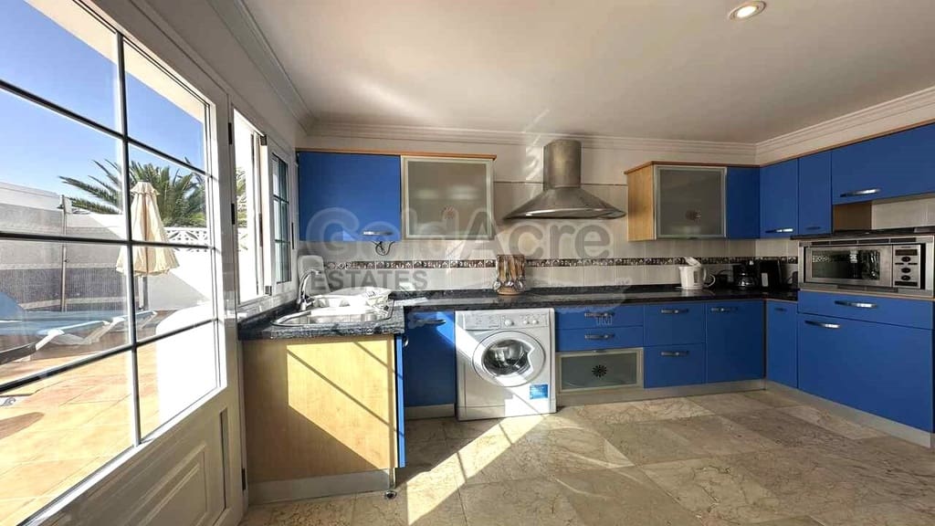 3 bedroom Villa for sale in Corralejo with pool - € 675,000 (Ref: 9124675)