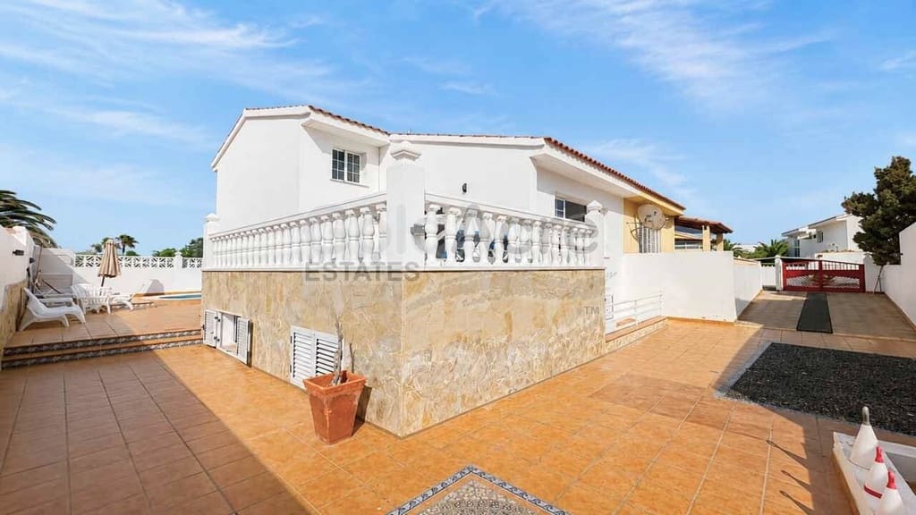 3 bedroom Villa for sale in Corralejo with pool garage - € 675,000 (Ref: 9124675)