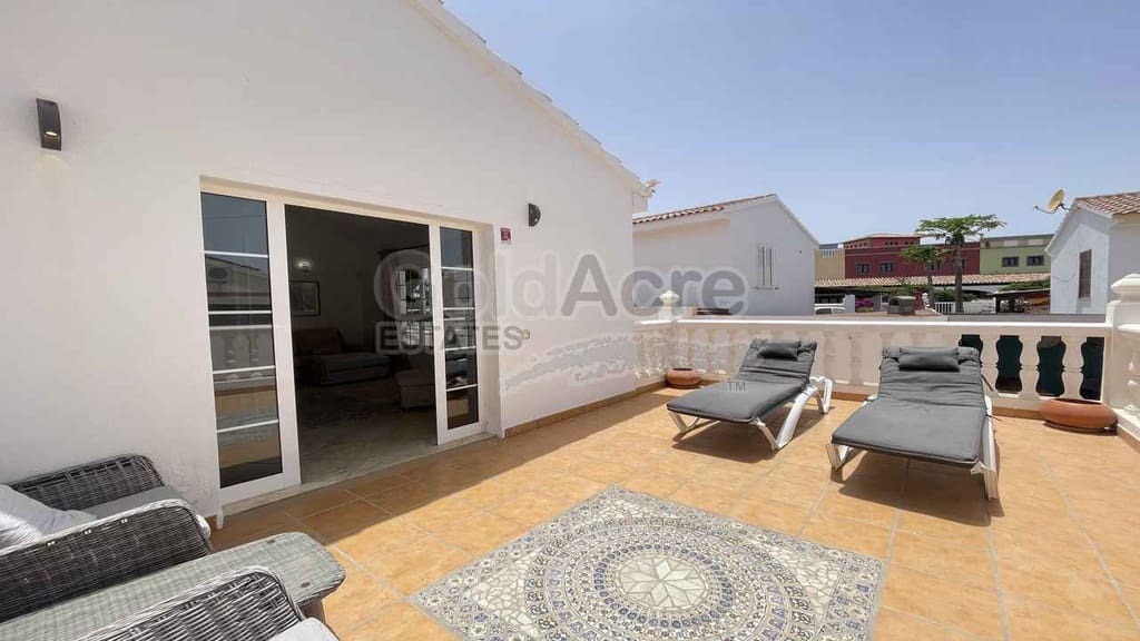 3 bedroom Villa for sale in Corralejo with pool garage - € 675,000 (Ref: 9124675)