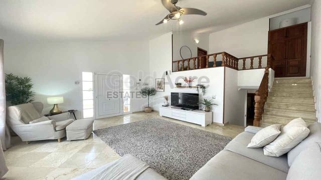 3 soveværelse Villa til salg i Corralejo, La Oliva med swimmingpool garage - € 675.000 (Ref: 9124675)