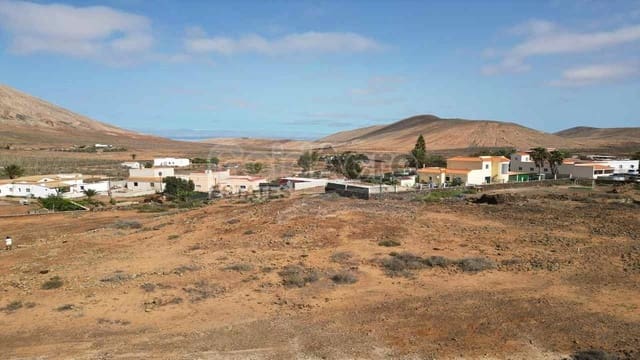 Grunde uden byggetilladelser til salg i Villaverde, La Oliva - € 139.000 (Ref: 9125604)