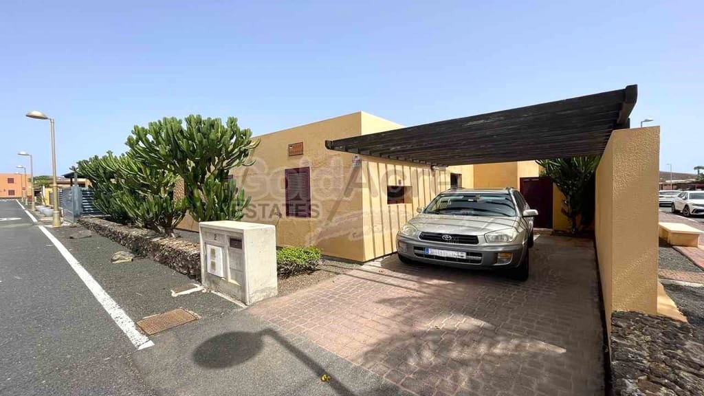 3 bedroom Villa for sale in La Oliva with pool - € 340,000 (Ref: 9129394)