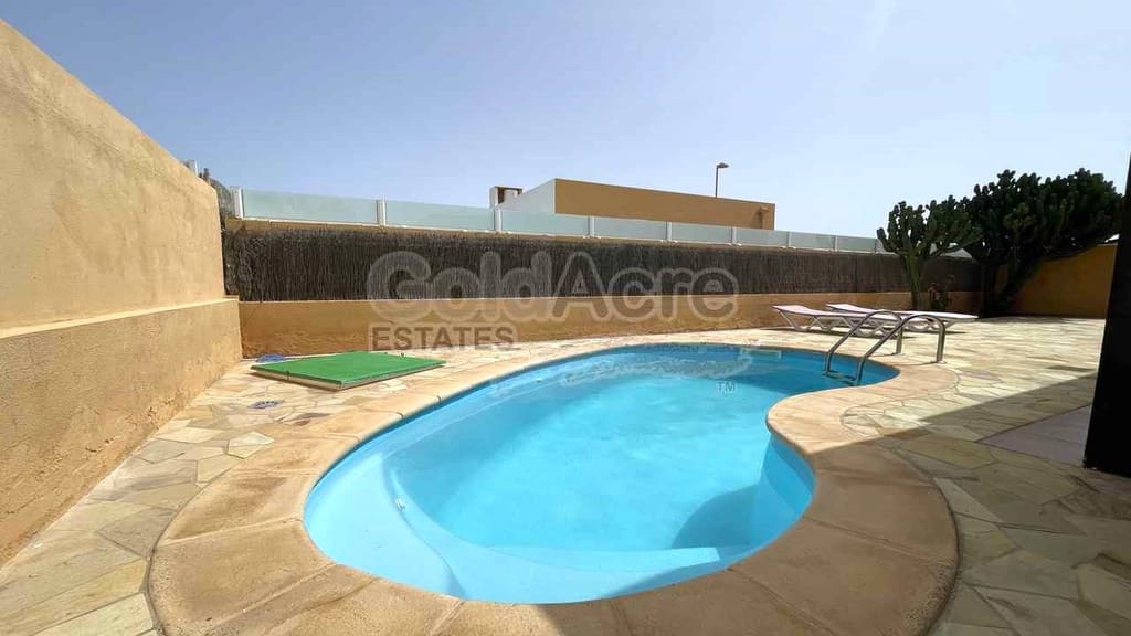 3 bedroom Villa for sale in La Oliva with pool - € 340,000 (Ref: 9129394)