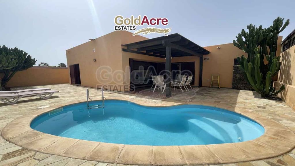 3 bedroom Villa for sale in La Oliva with pool - € 340,000 (Ref: 9129394)